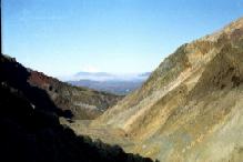 Вид из кратера вулкана Мутновского на вулкан Асача